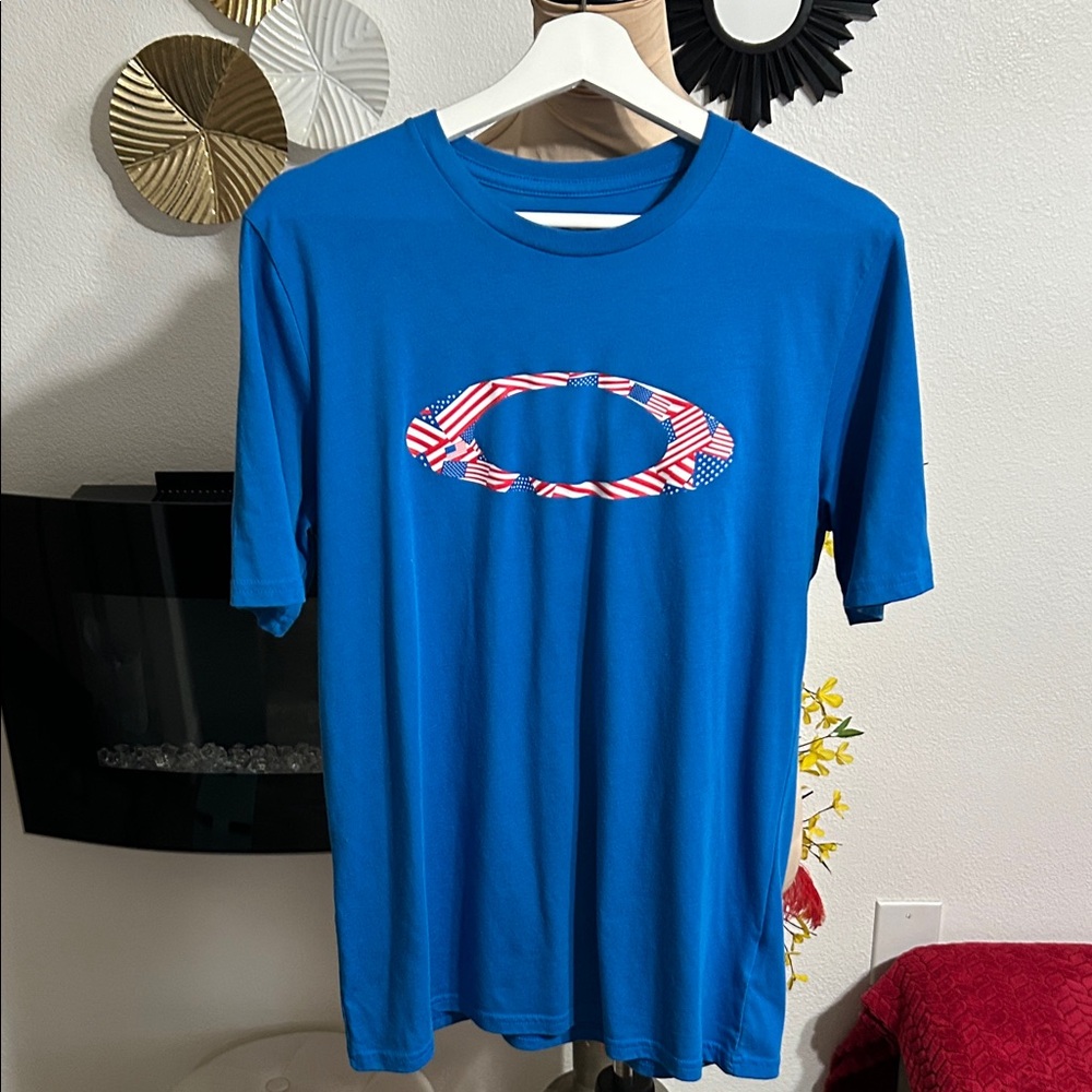 Oakley Men's T-Shirt in Vibrant Blue with Graphic Logo